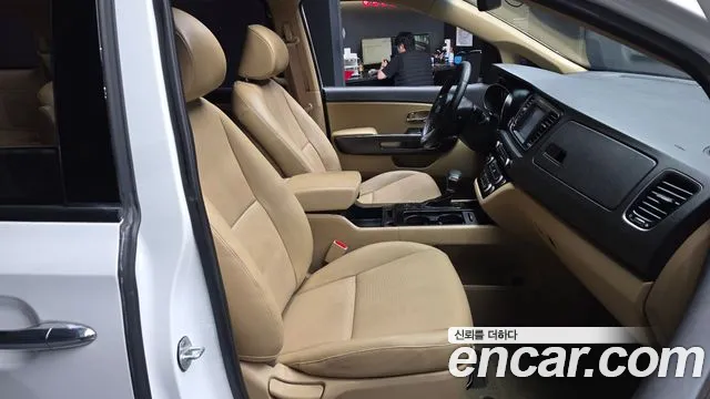 Kia Carnival 2016 thumb 5