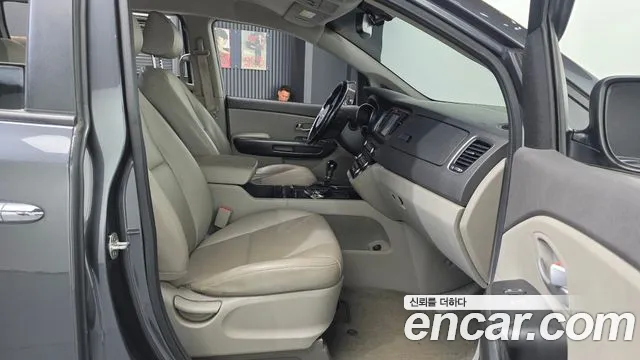 Kia Carnival 2014 thumb 11