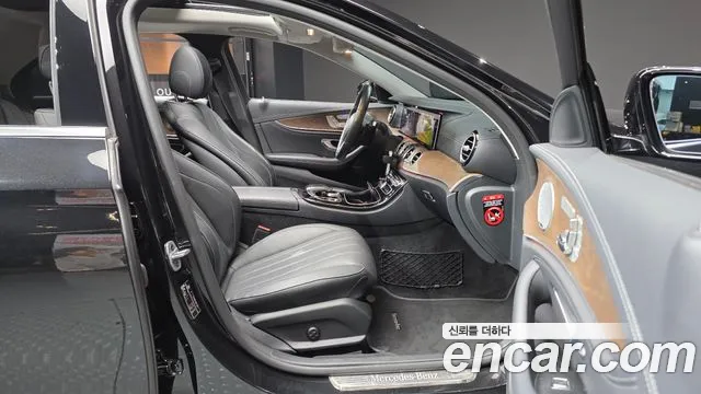 Mercedes-Benz E-Class 2019 thumb 9