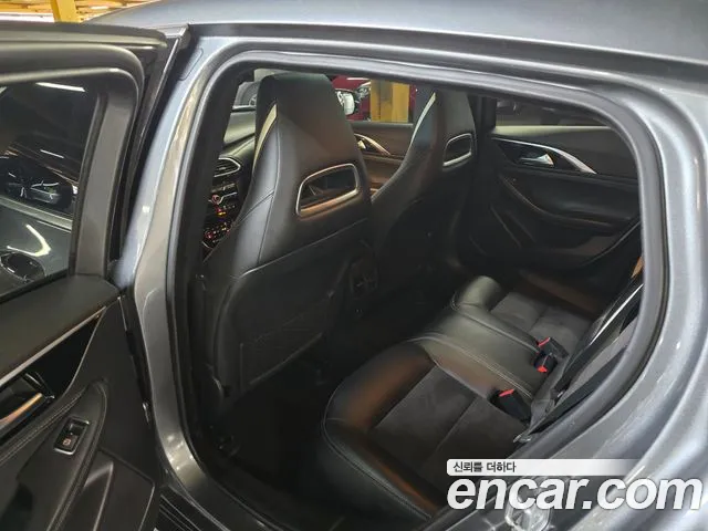Infiniti Q30 2017 thumb 2
