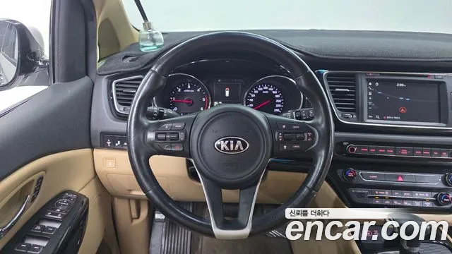 Kia Carnival 2017 thumb 10