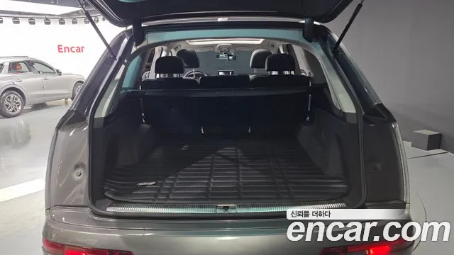 Audi Q7 2019 thumb 3