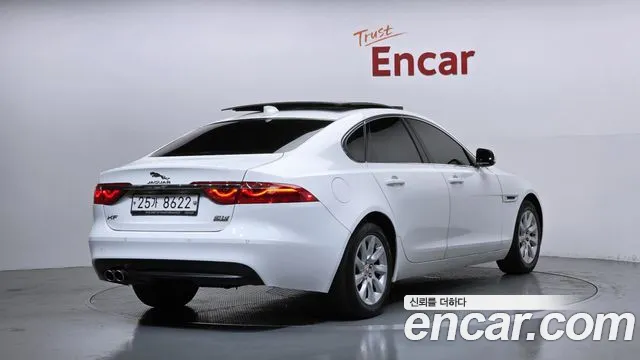 Jaguar XF 2017 thumb 7