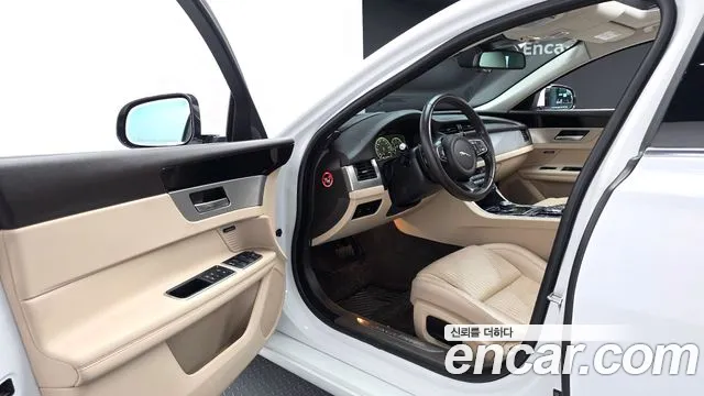 Jaguar XF 2017 thumb 2