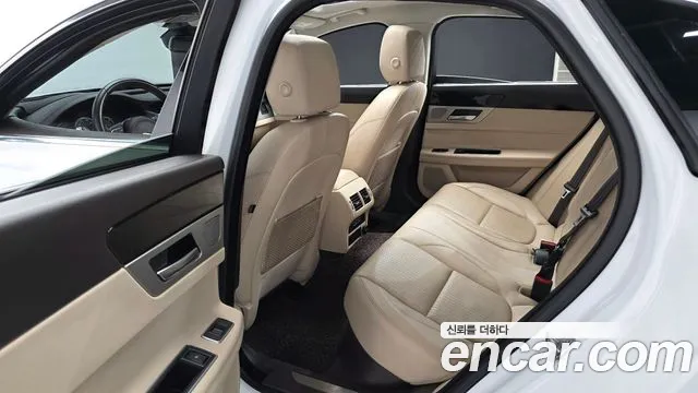 Jaguar XF 2017 thumb 3