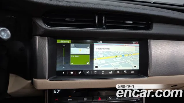 Jaguar XF 2017 thumb 10