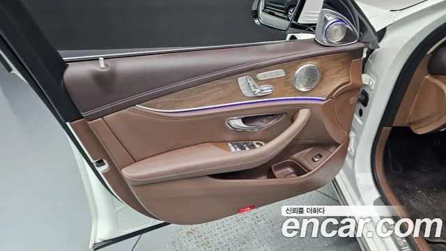 Mercedes-Benz E-Class 2017 thumb 11