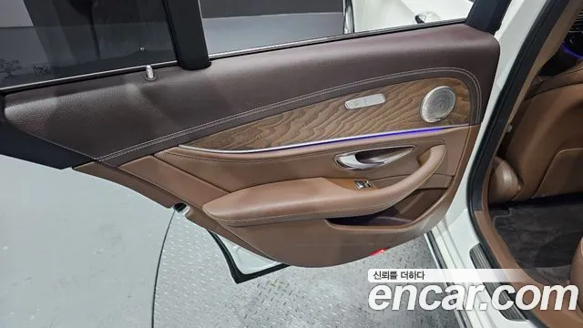 Mercedes-Benz E-Class 2017 thumb 6