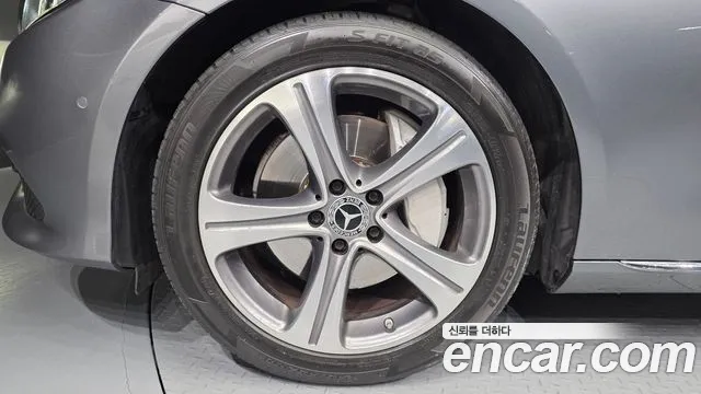 Mercedes-Benz E-Class 2019 thumb 11