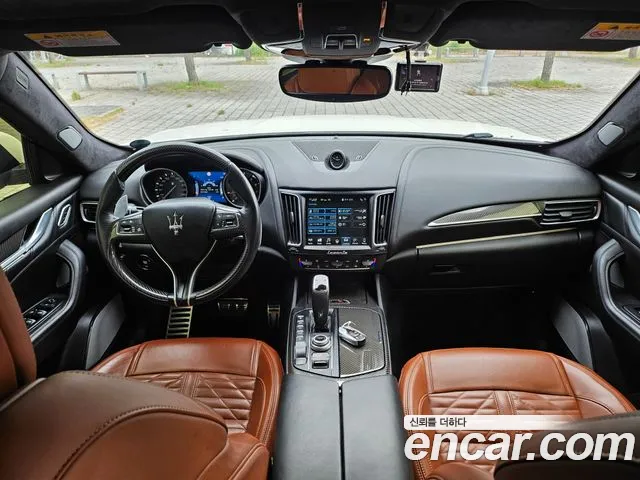 Maserati Levante 2019 thumb 12