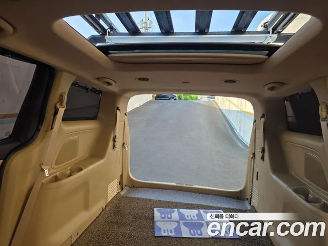 Kia Carnival 2016 thumb 10