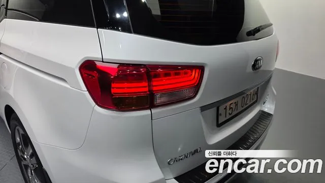 Kia Carnival 2016 thumb 3