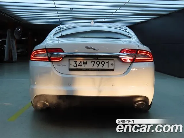 Jaguar XF 2014 thumb 12