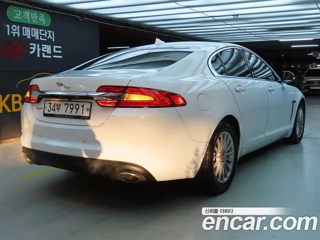 Jaguar XF 2014 thumb 5