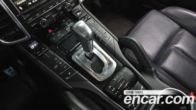 Porsche Cayenne 2011 thumb 9