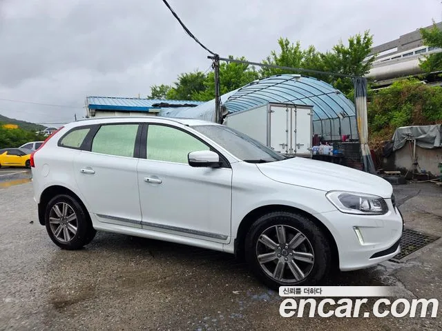 Volvo XC60 2017 thumb 10