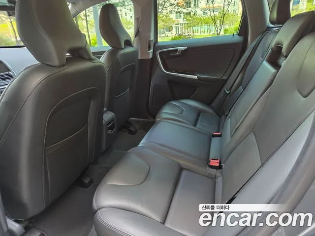 Volvo XC60 2017 thumb 9