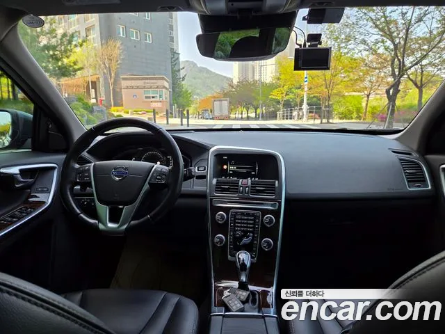 Volvo XC60 2017 thumb 6