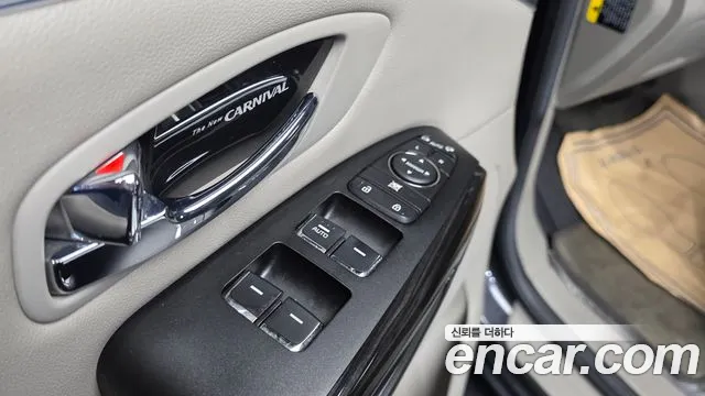 Kia Carnival 2018 thumb 2