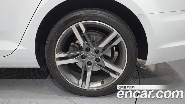 Audi A4 2019 thumb 2