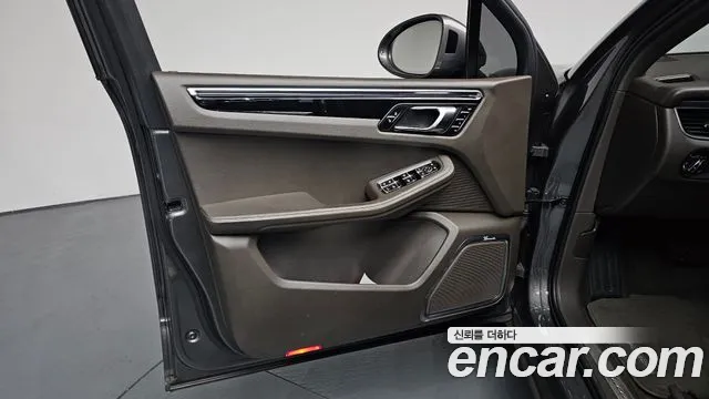 Porsche Macan 2014 thumb 4