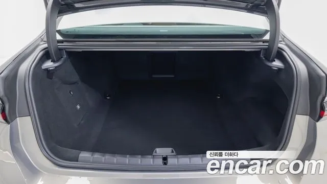 BMW i7 2025 thumb 10