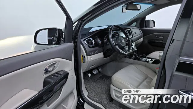 Kia Carnival 2017 thumb 6