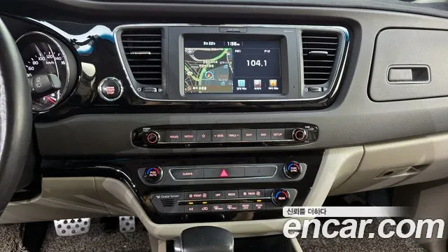 Kia Carnival 2017 thumb 10
