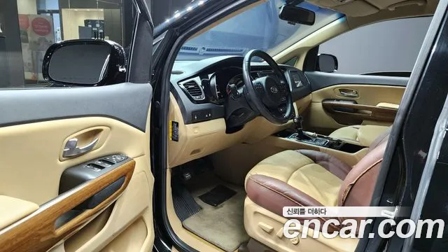 Kia Carnival 2015 thumb 10