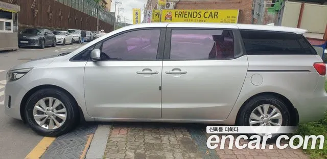 Kia Carnival 2015 thumb 8
