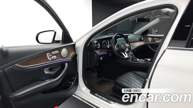 Mercedes-Benz E-Class 2019 thumb 10