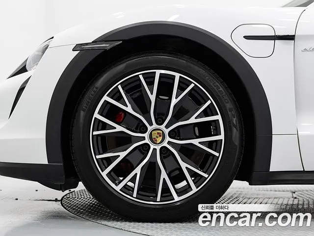 Porsche Taycan 2023 thumb 5