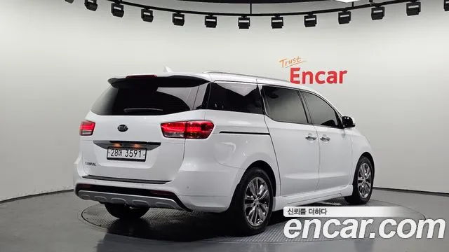 Kia Carnival 2017 thumb 4