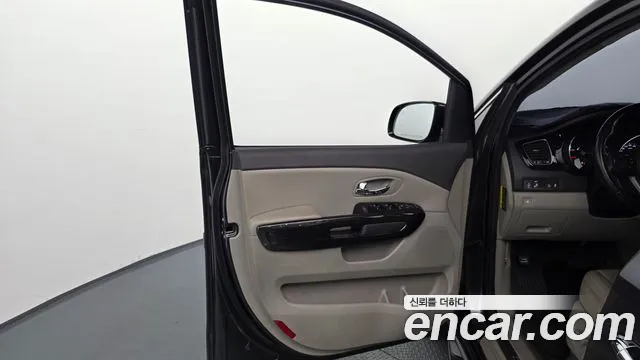 Kia Carnival 2017 thumb 5