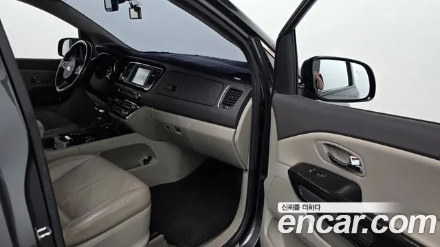 Kia Carnival 2017 thumb 2