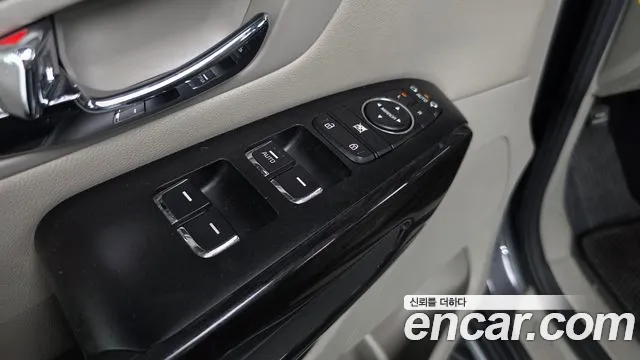 Kia Carnival 2017 thumb 10
