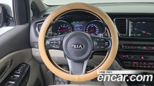 Kia Carnival 2015 thumb 6