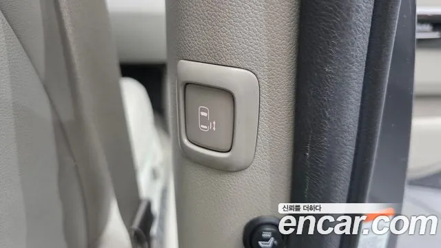 Kia Carnival 2015 thumb 11