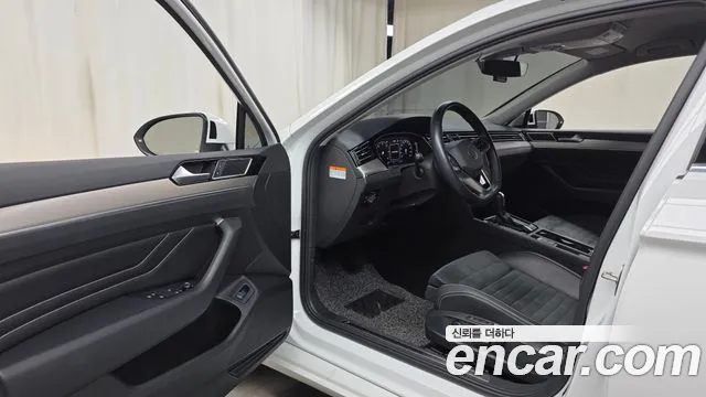 Volkswagen Passat GT 2022 thumb 4