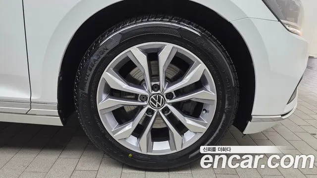 Volkswagen Passat GT 2022 thumb 5