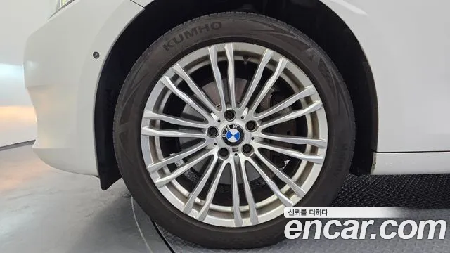 BMW 5 серии Gran Turismo 2011 thumb 3