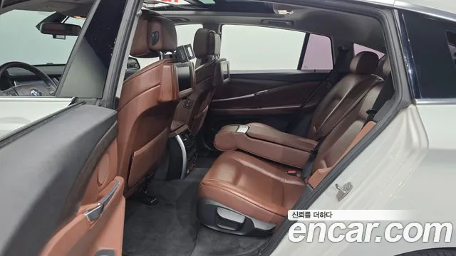 BMW 5 серии Gran Turismo 2011 thumb 12