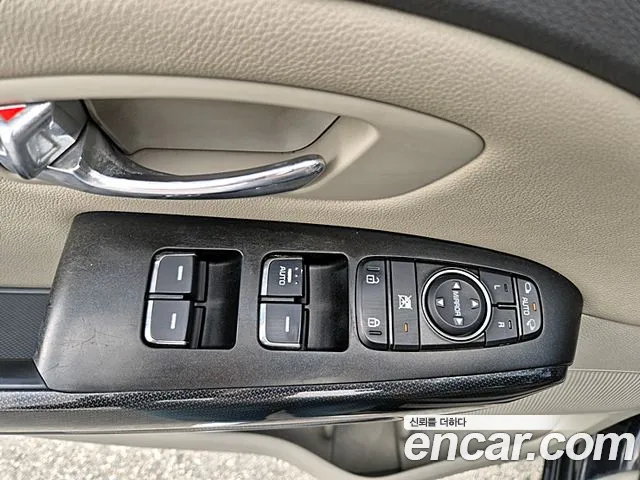 Kia Carnival 2015 thumb 10