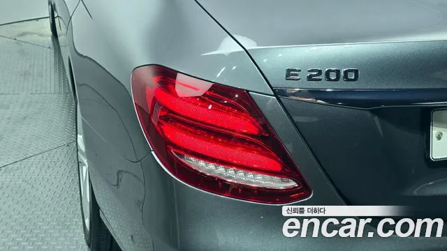 Mercedes-Benz E-Class 2017 thumb 7