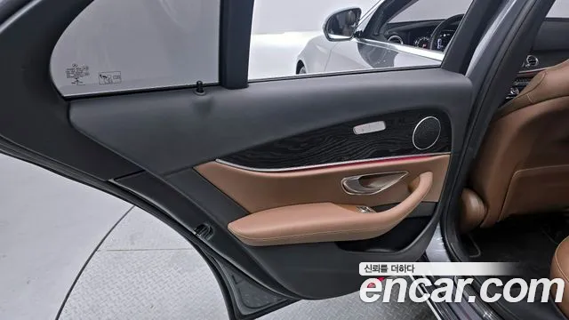 Mercedes-Benz E-Class 2017 thumb 10