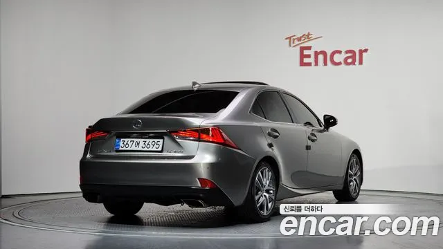 Lexus IS 300 2019 thumb 10