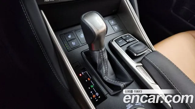 Lexus IS 300 2019 thumb 6
