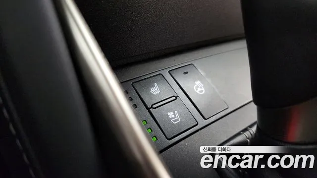 Lexus IS 300 2019 thumb 11