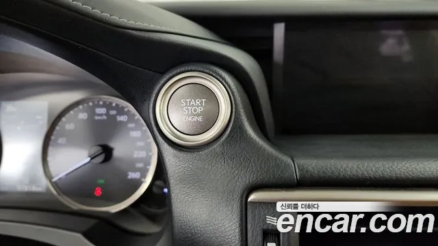 Lexus IS 300 2019 thumb 5