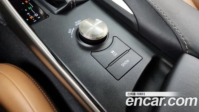 Lexus IS 300 2019 thumb 2
